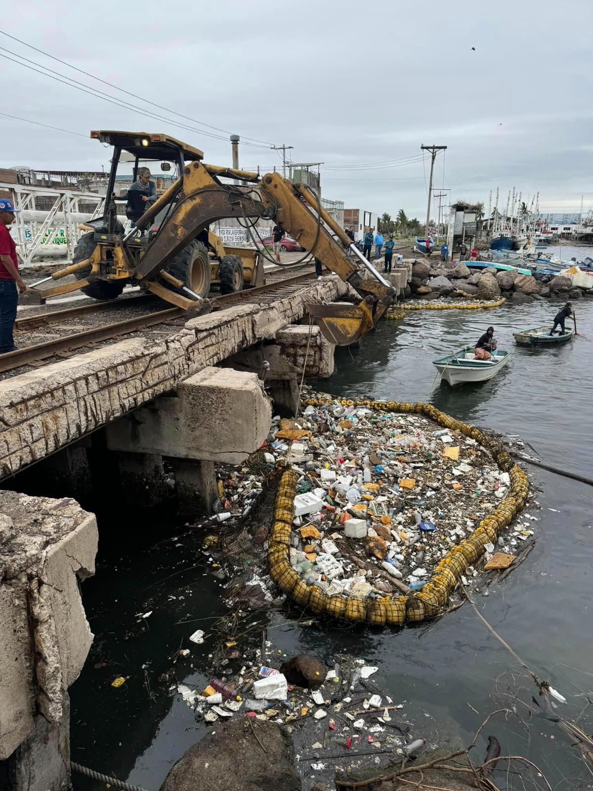 $!Retiran alrededor de 10 toneladas de residuos de la biobarda del Puente Juárez