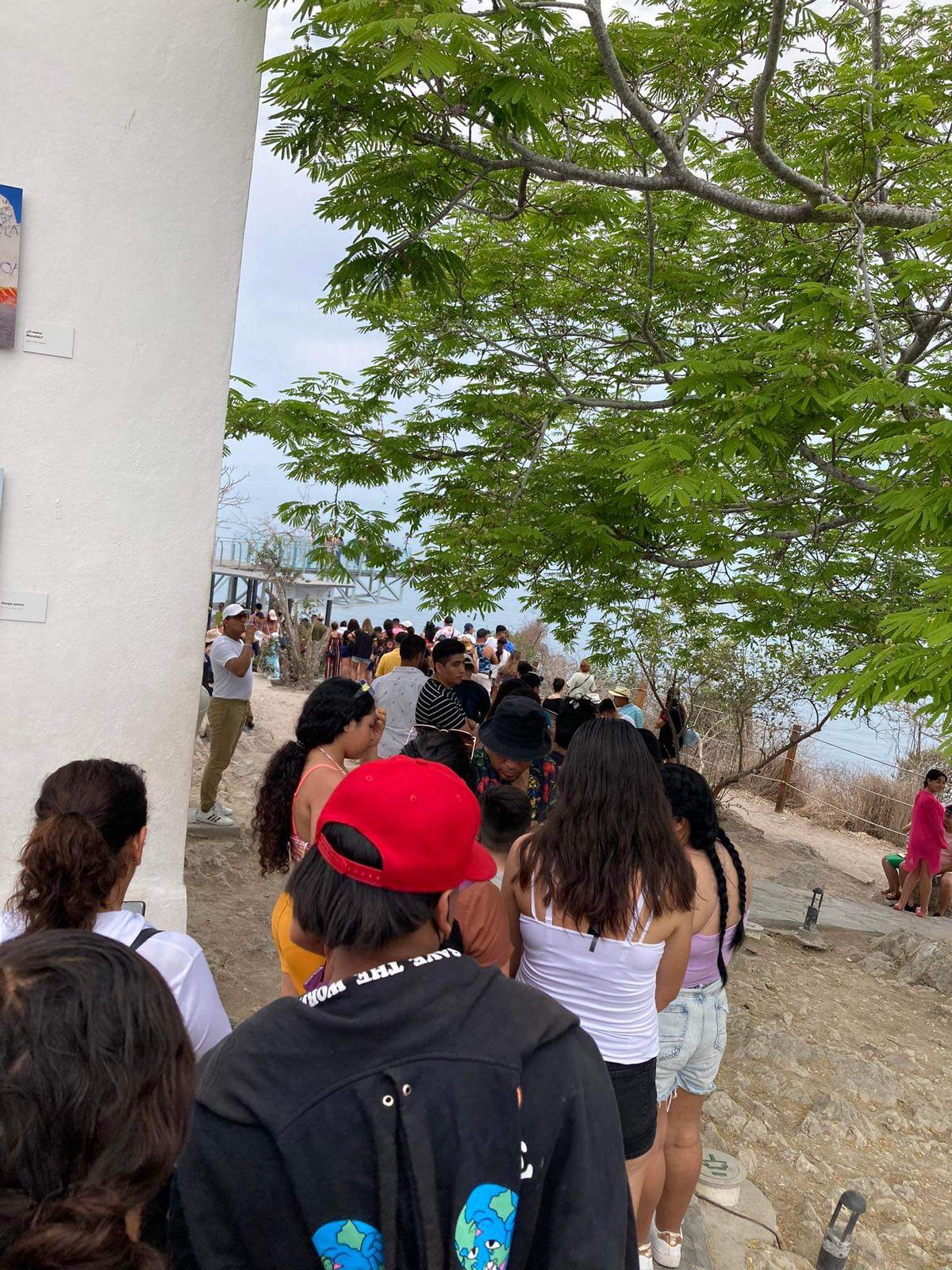 $!Disfrutan cientos subir al faro de Mazatlán; lo cierran por momentos al llenarse