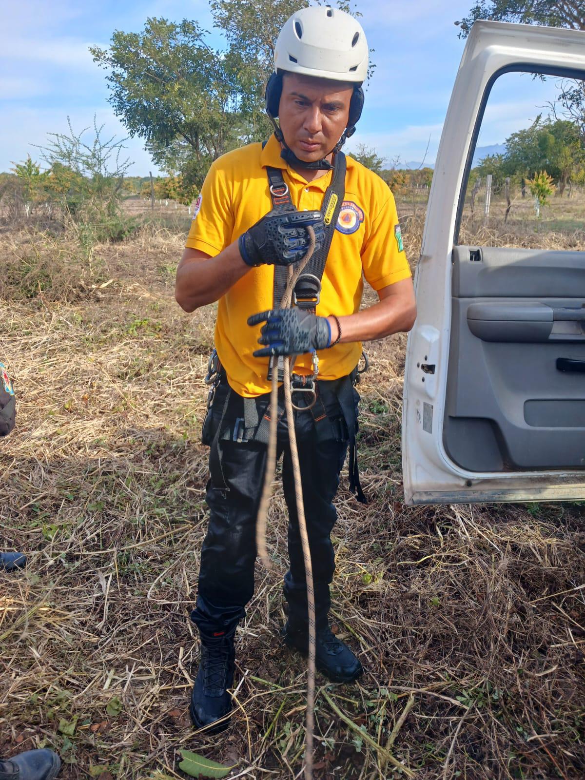 $!Panchoe Ayala combina su carrera como bombero y su labor altruista en Escuinapa