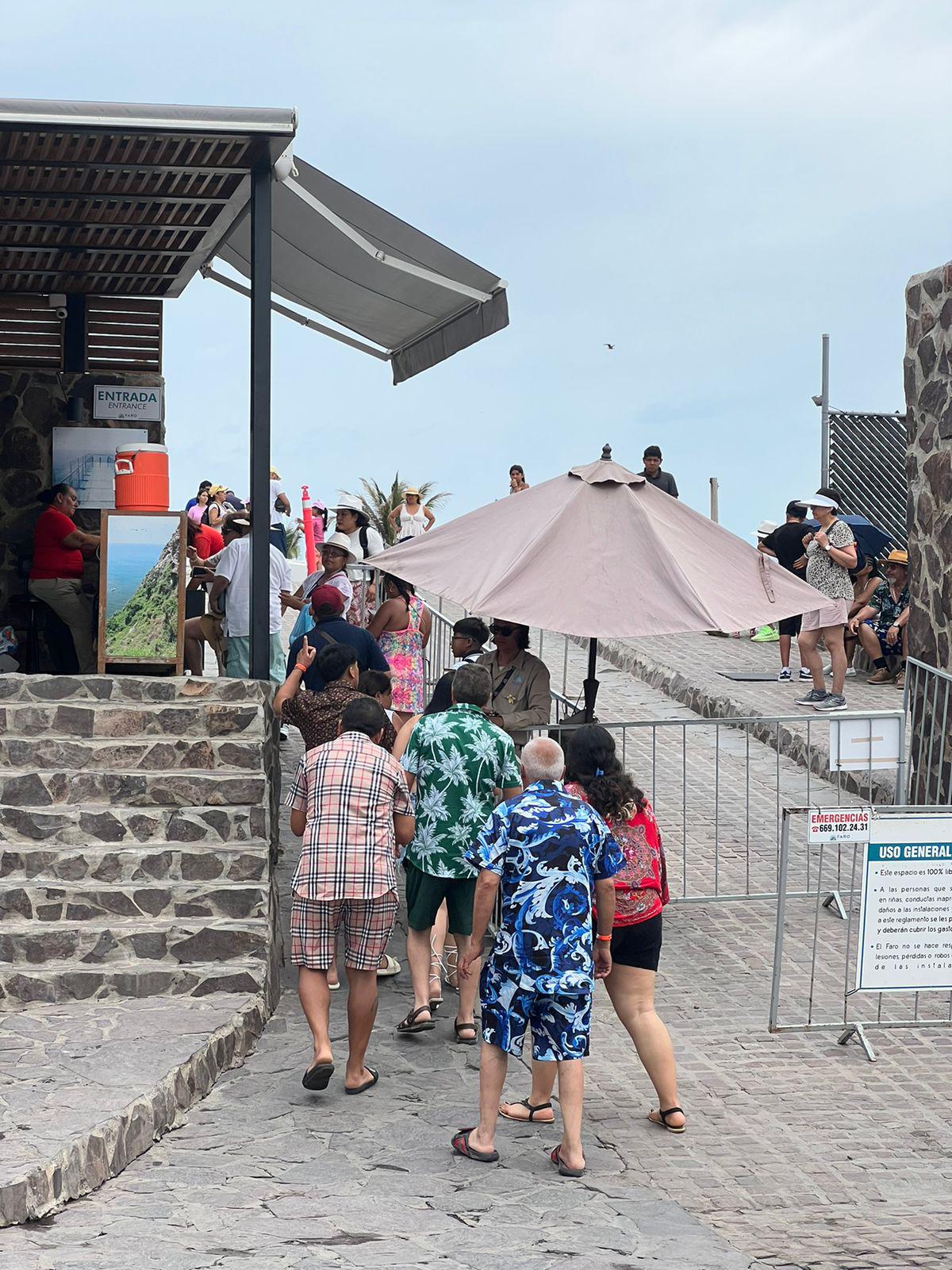 $!Disfrutan cientos subir al faro de Mazatlán; lo cierran por momentos al llenarse