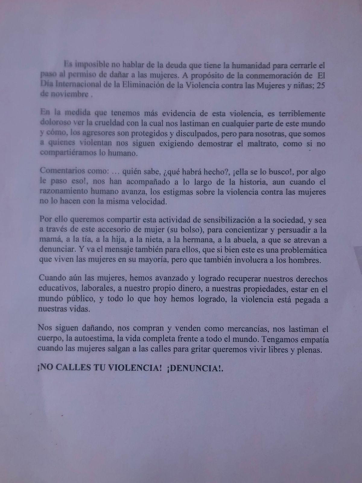 $!Dejan bolsos y mensajes en paradas de camiones de Mazatlán para llamar a denunciar la violencia contra mujeres