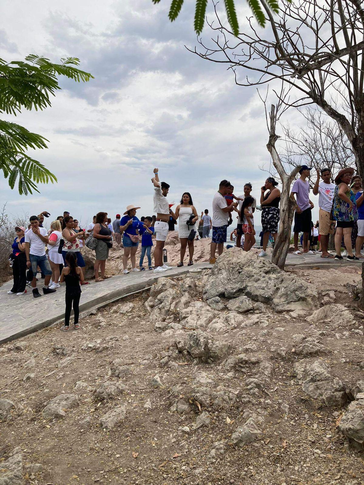 $!Disfrutan cientos subir al faro de Mazatlán; lo cierran por momentos al llenarse