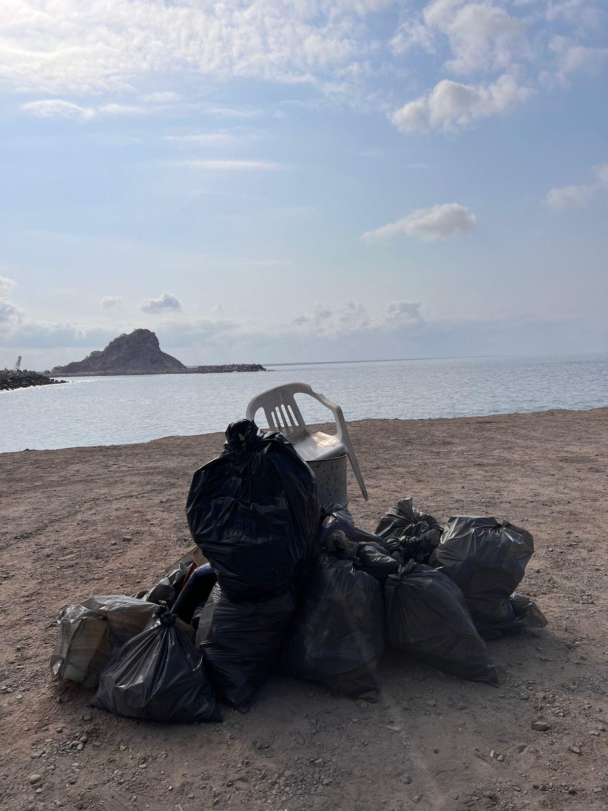 $!Limpian las playas de Mazatlán y sacan cerca de una tonelada de basura, entre ellos 200 kilos bajo el mar