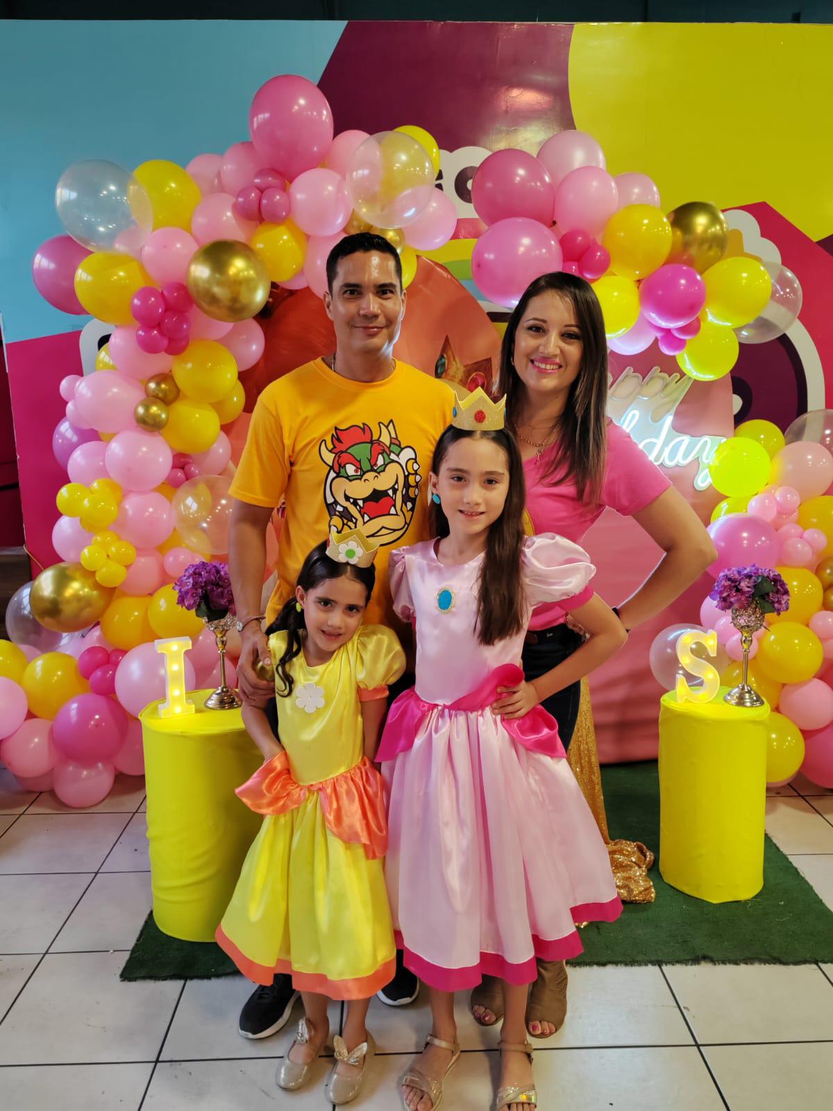 $!Las cumpleañeras entre sus papás Iván Mendoza y Claudia Villalpando.