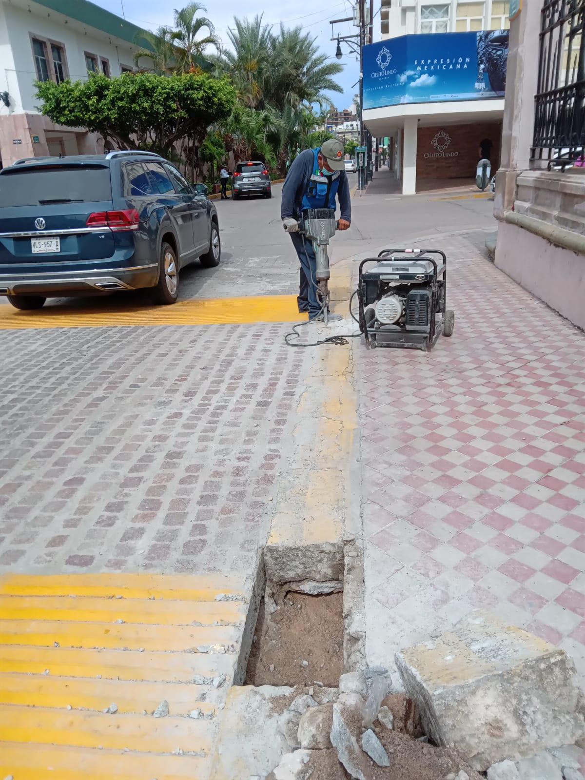 $!A un día de su inauguración, rompen paso peatonal en Mazatlán para dejarle salida al agua pluvial