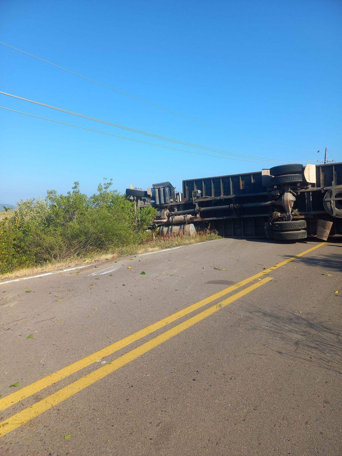 $!Muere mujer en choque entre su auto y un torton en Agua Verde