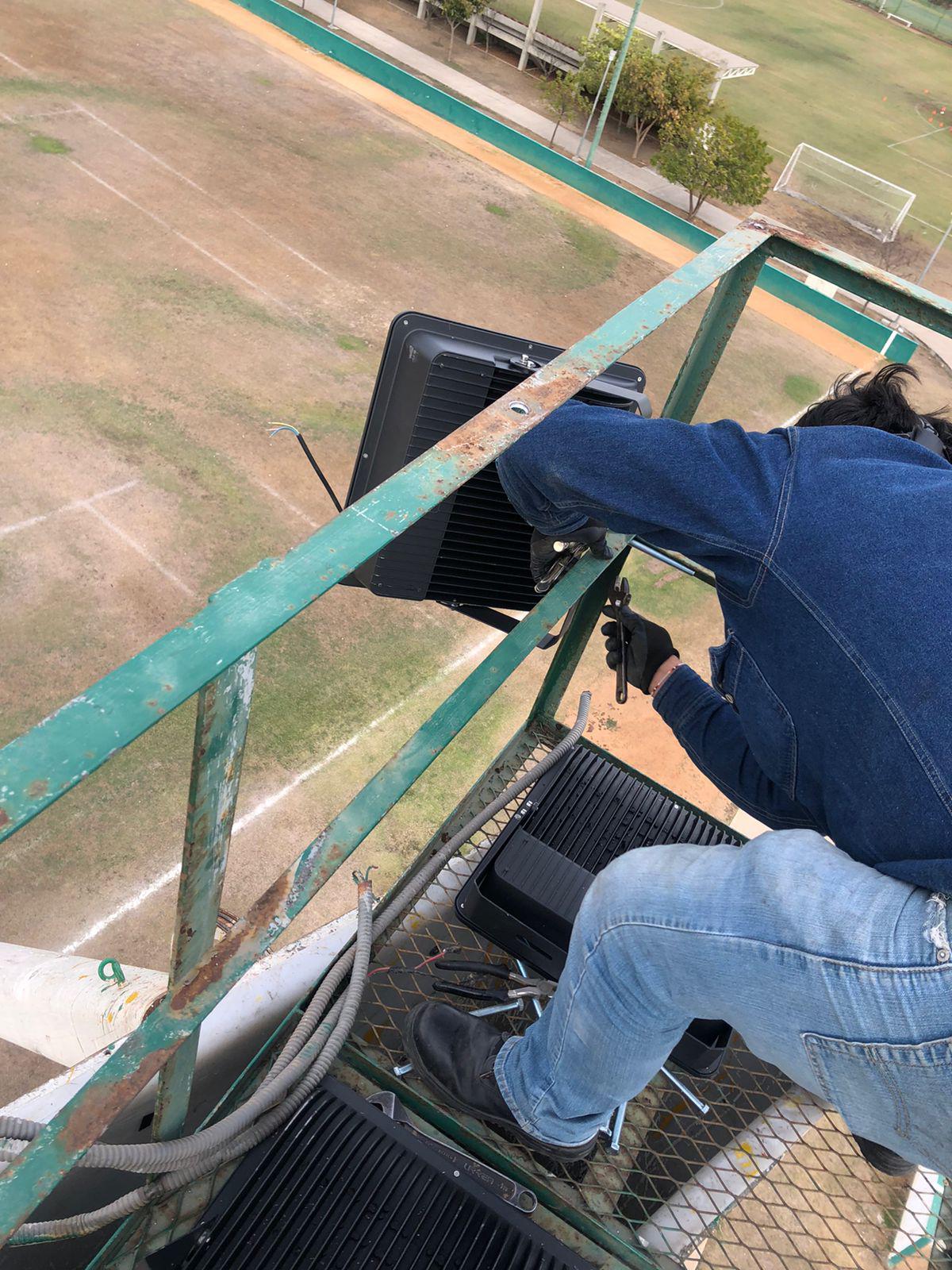 $!Mejora alumbrado del campo 1 de beisbol de la Unidad Deportiva Benito Juárez