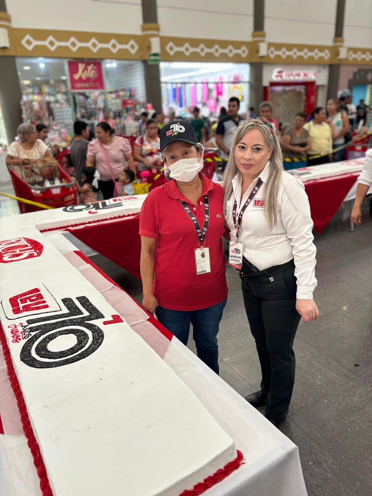 $!Rosy Montoya, quien fue homenajeada por sus 15 años en la empresa, aquí junto a María de la Luz Maldonado.