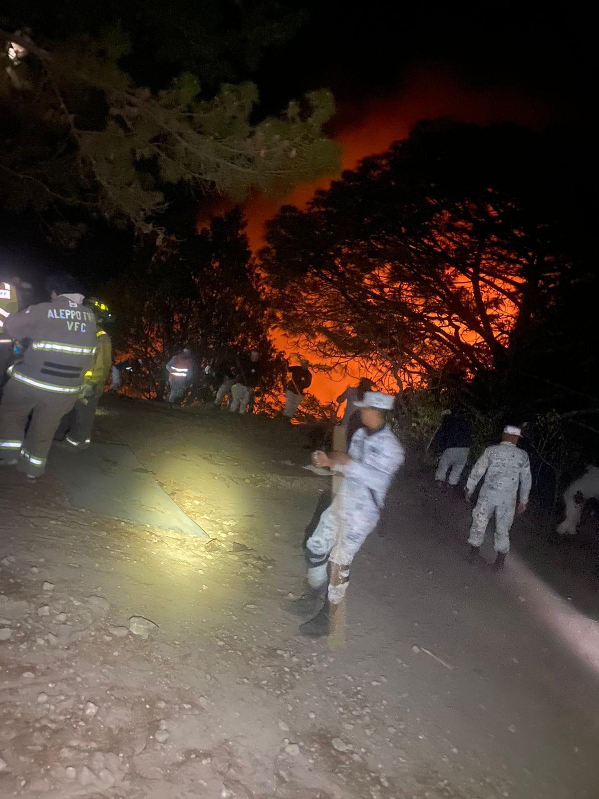 $!Apoyan bomberos de Mazatlán en combate al incendio en Loberas, Concordia