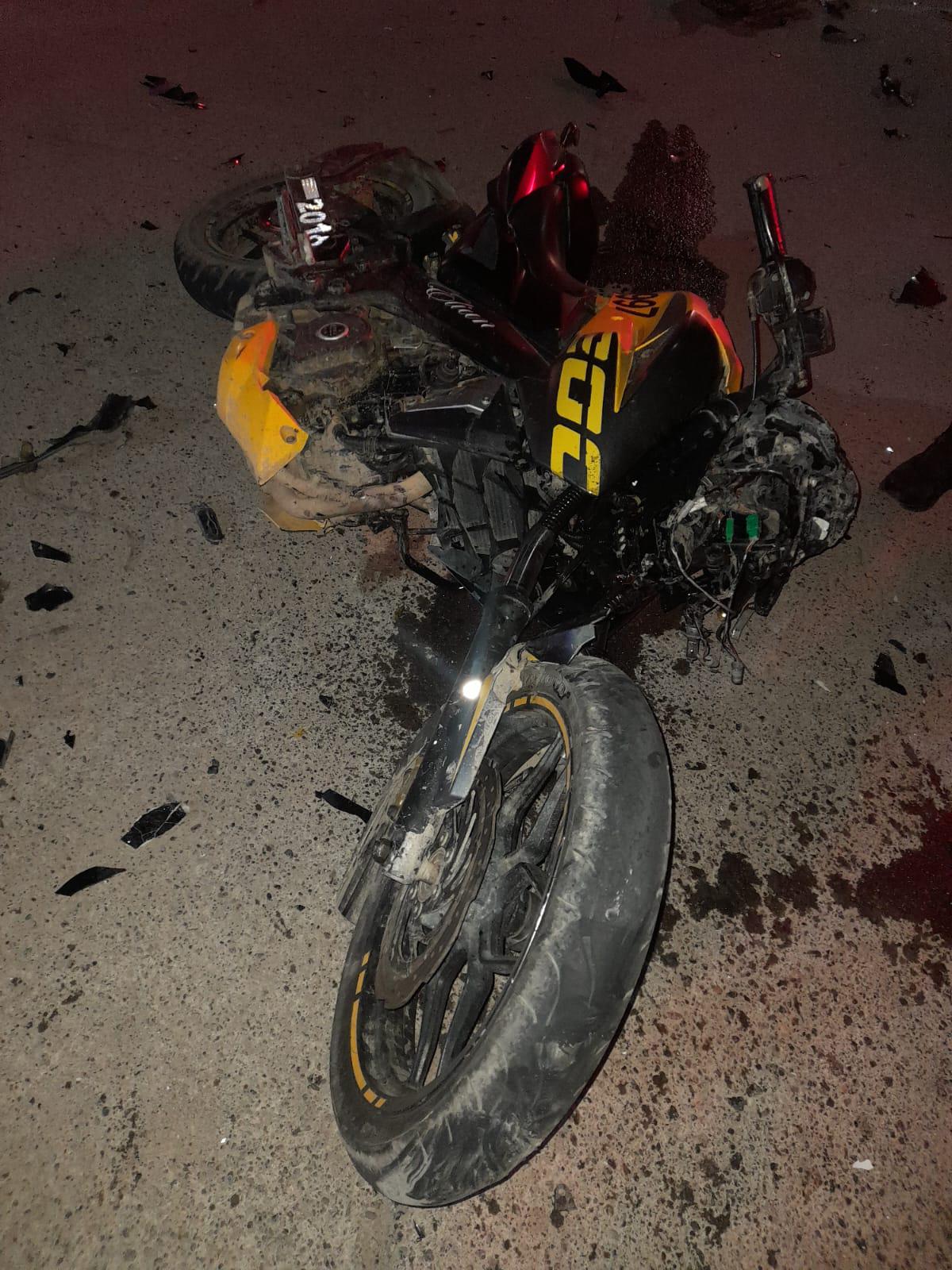 $!Motociclista resulta herido tras chocar contra vehículo en Rosario