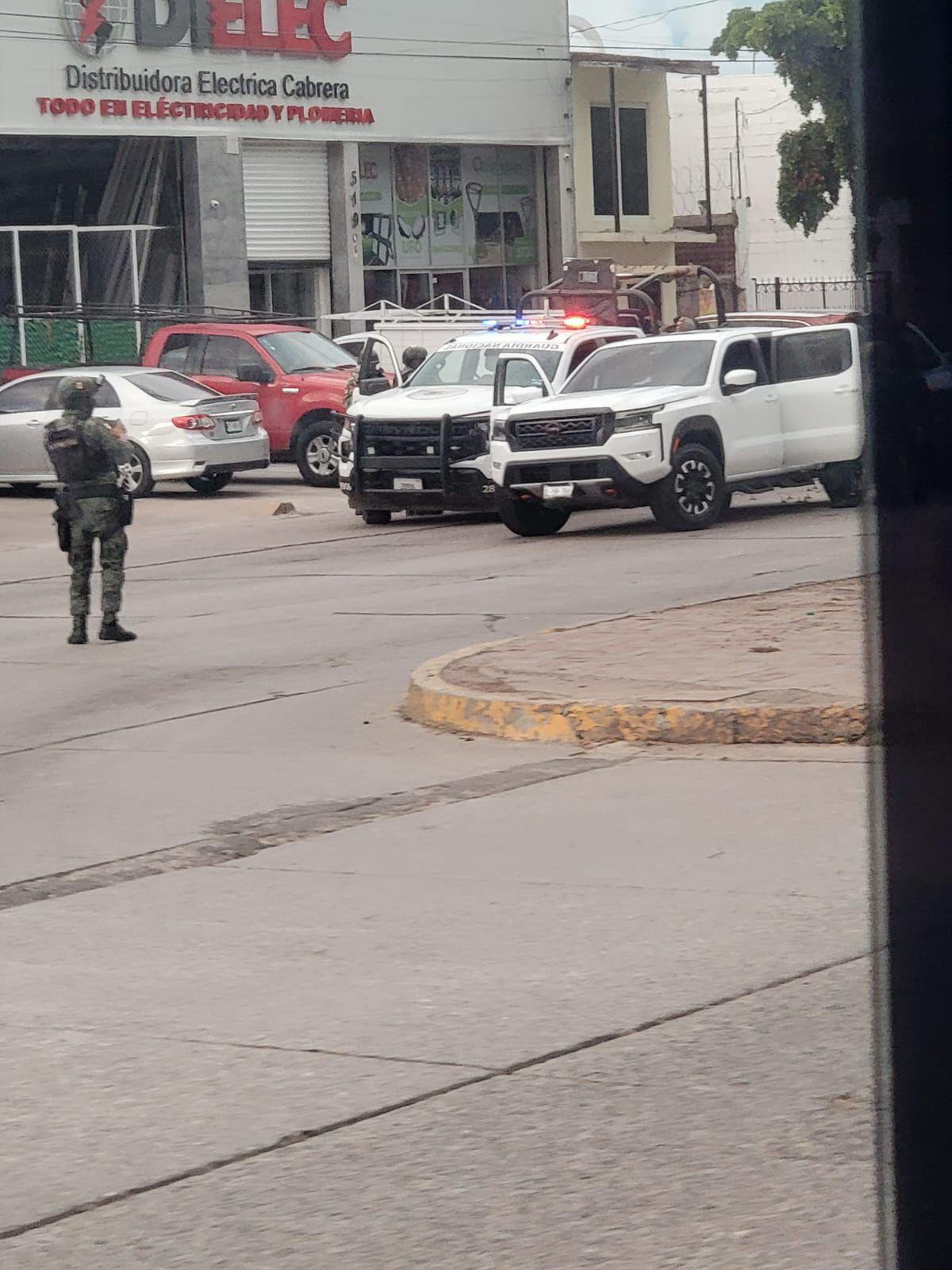 $!Detenido tras persecución en Culiacán omitió alto de oficiales y lanzó ponchallantas: SSP