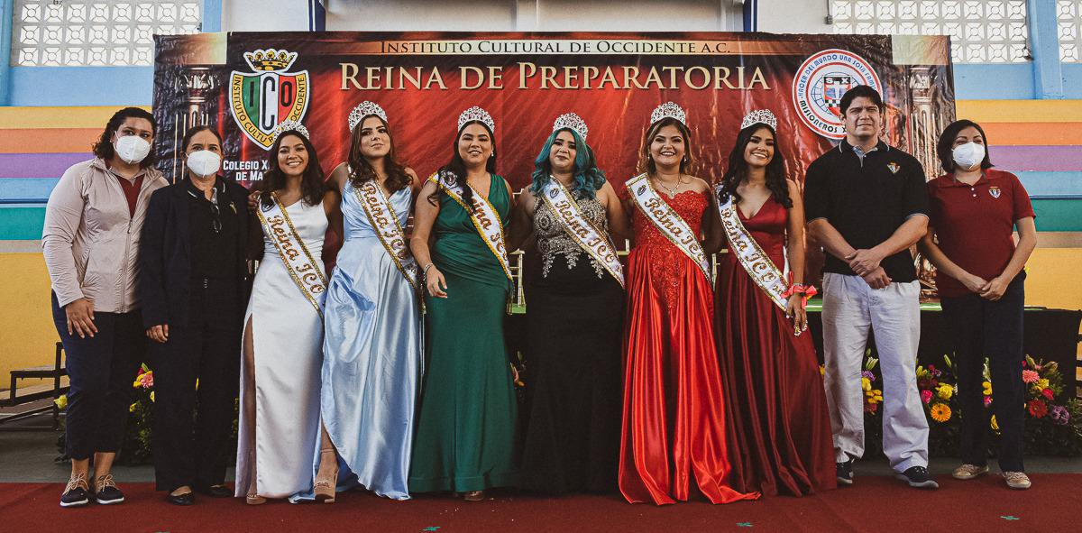 $!Las reinas de preparatoria entre los profesores Hilda Guadalupe Domenech, Elsy Andrade, Andrés Daniel Osuna y Odrid Scarlet Zetina.