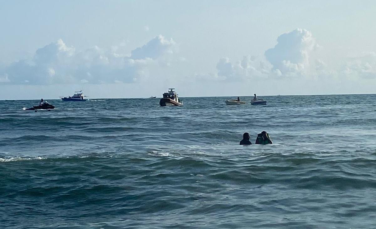 $!Se salva una joven turista al caer al mar cuando se paseaba en un parachute