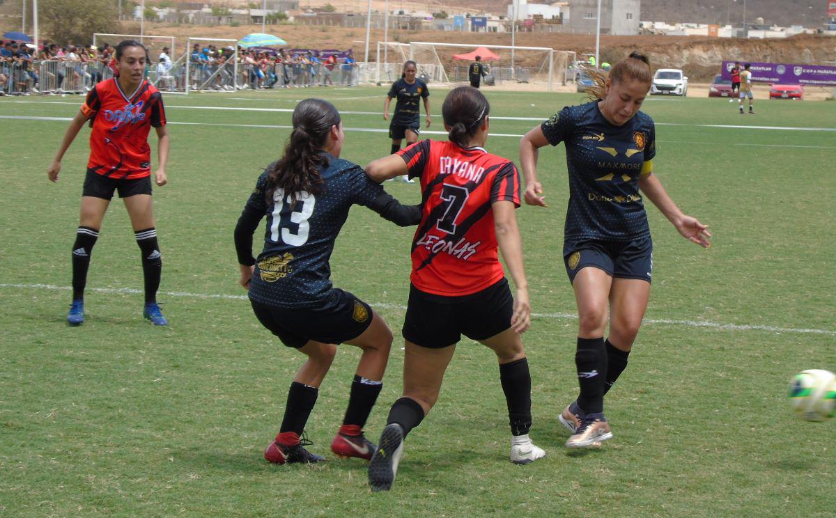 $!Locales ganan 4 títulos en Copa Mazatlán de Futbol 7