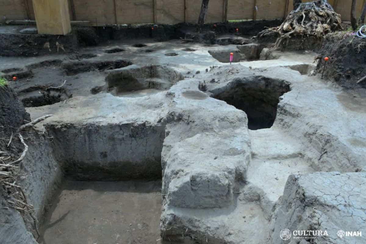 $!Se encontraron 10 tumbas troncocónicas bajo la estación de la Línea 3 del Cablebús en Chapultepec, en la Ciudad de México.