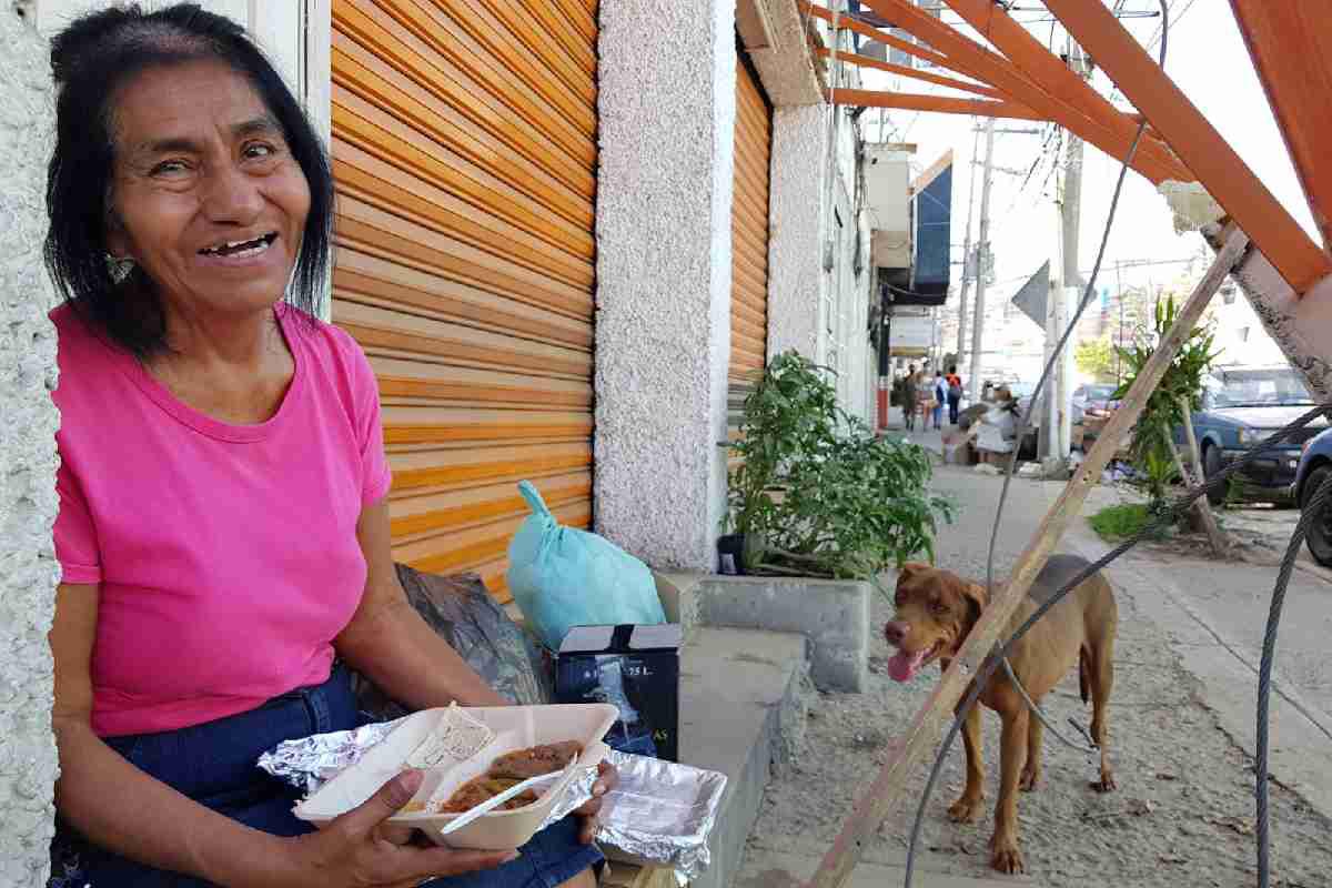 $!Acapulqueños reciben alimentos preparados a través de comedores de la sociedad civil.