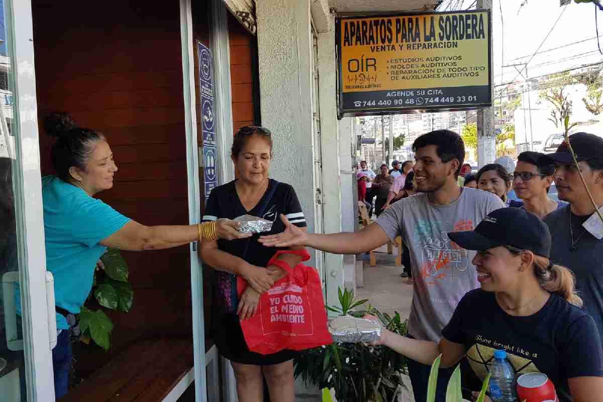 $!Los comedores comunitarios en Acapulco se convierten en alternativa para miles de damnificados