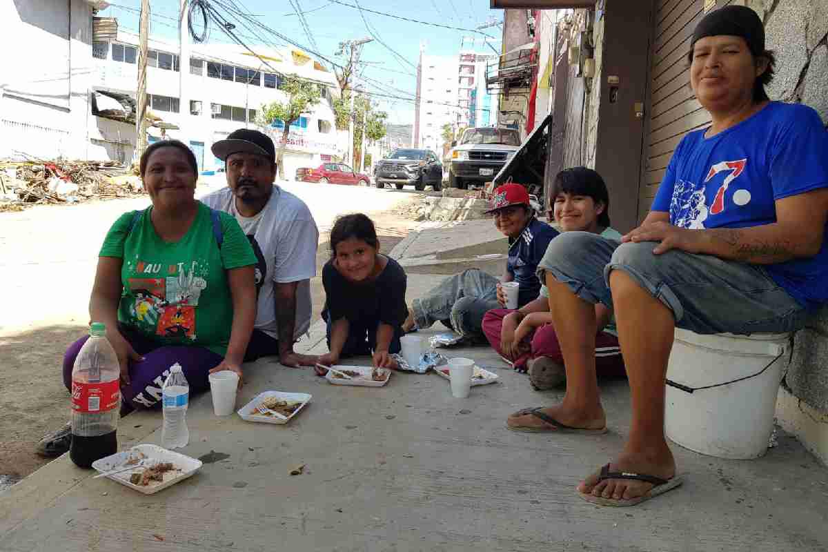 $!Familia de Acapulco afectada por “Otis” acude a comedor comunitario.