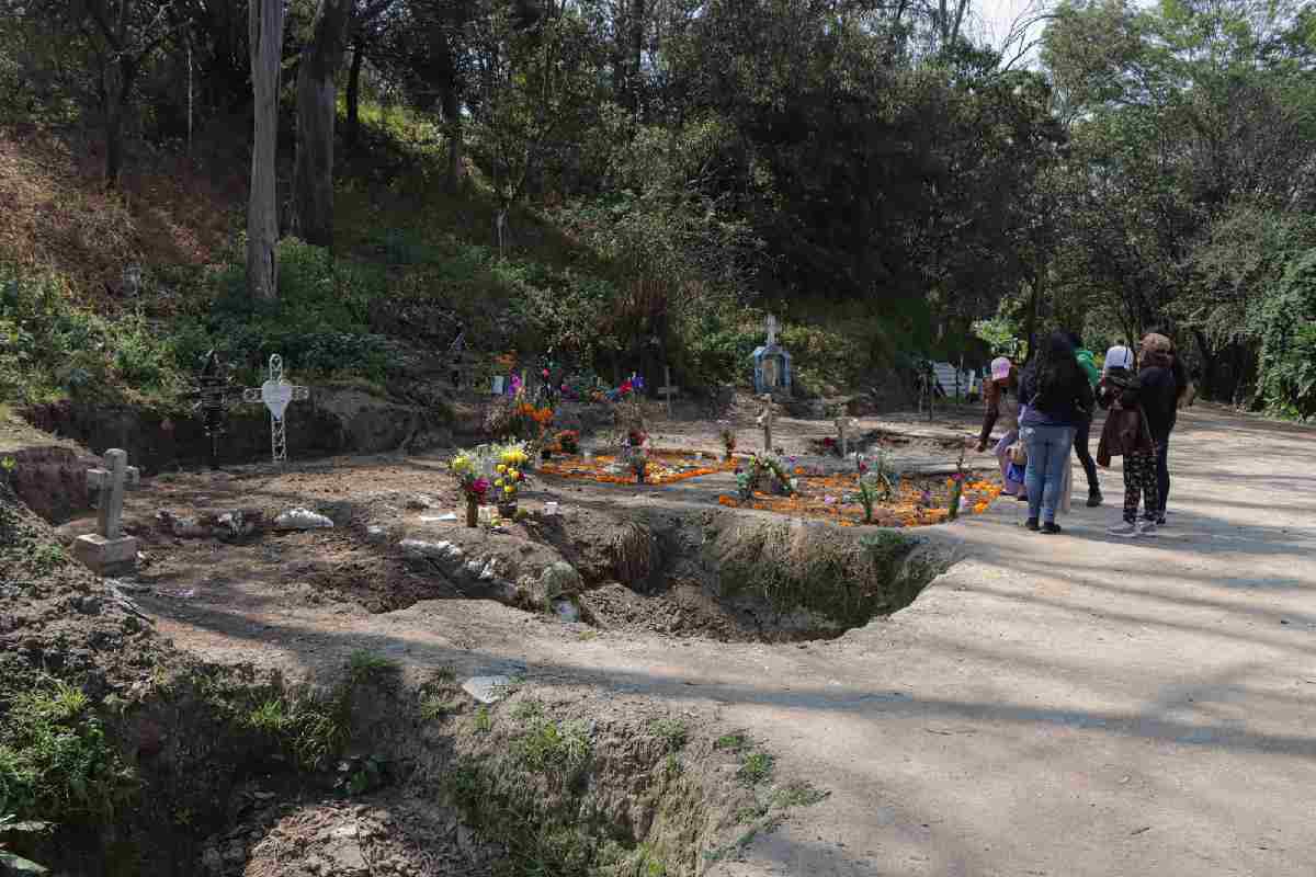 $!Fosa común del Panteón de Dolores se llena de velas y flores para los fallecidos sin nombre