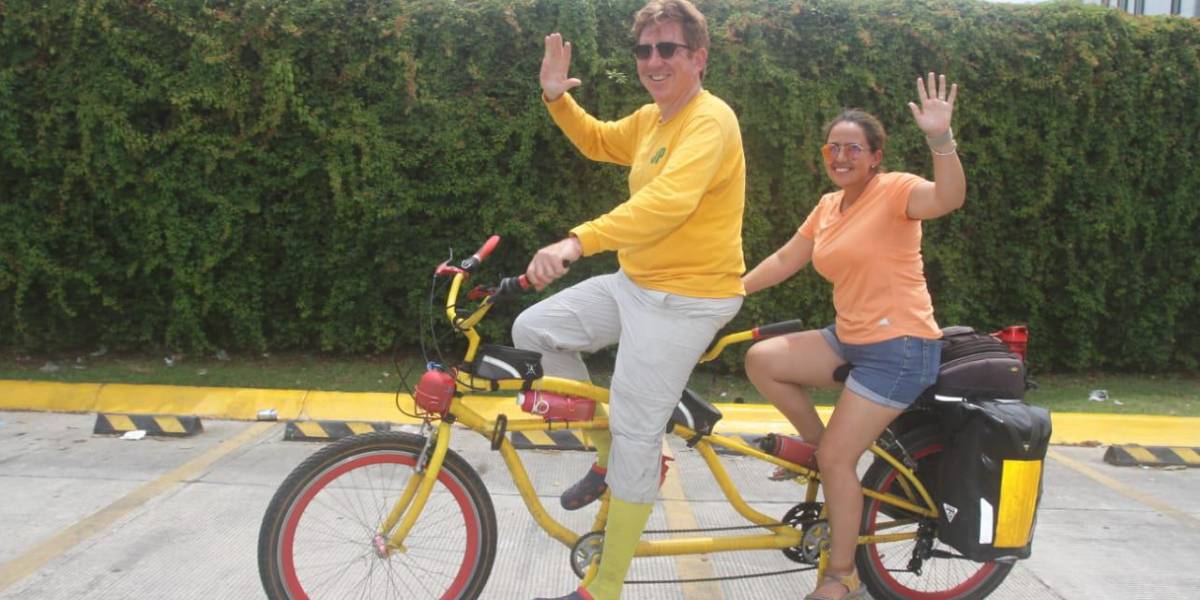 Pareja aventurera recorre México en bicicleta tandem