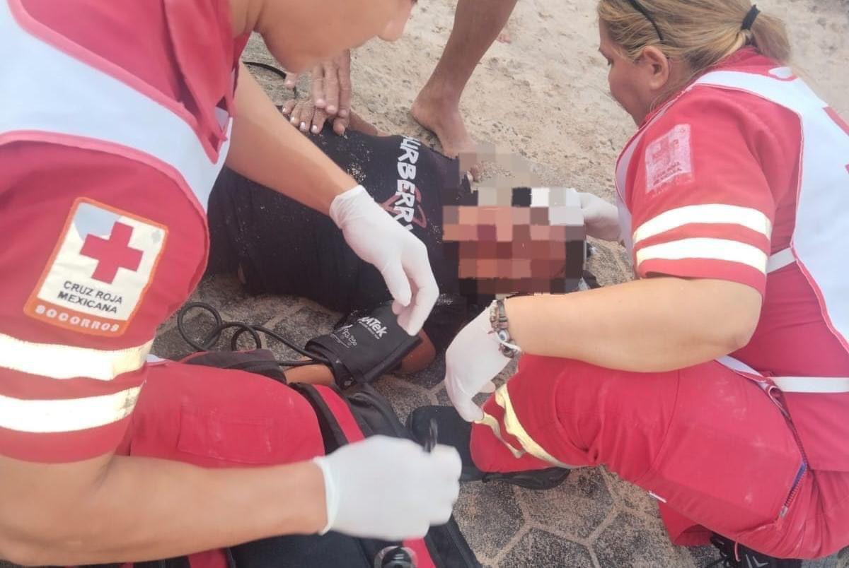 $!Rescatan Salvavidas de Mazatlán a personas del mar durante operativo este domingo