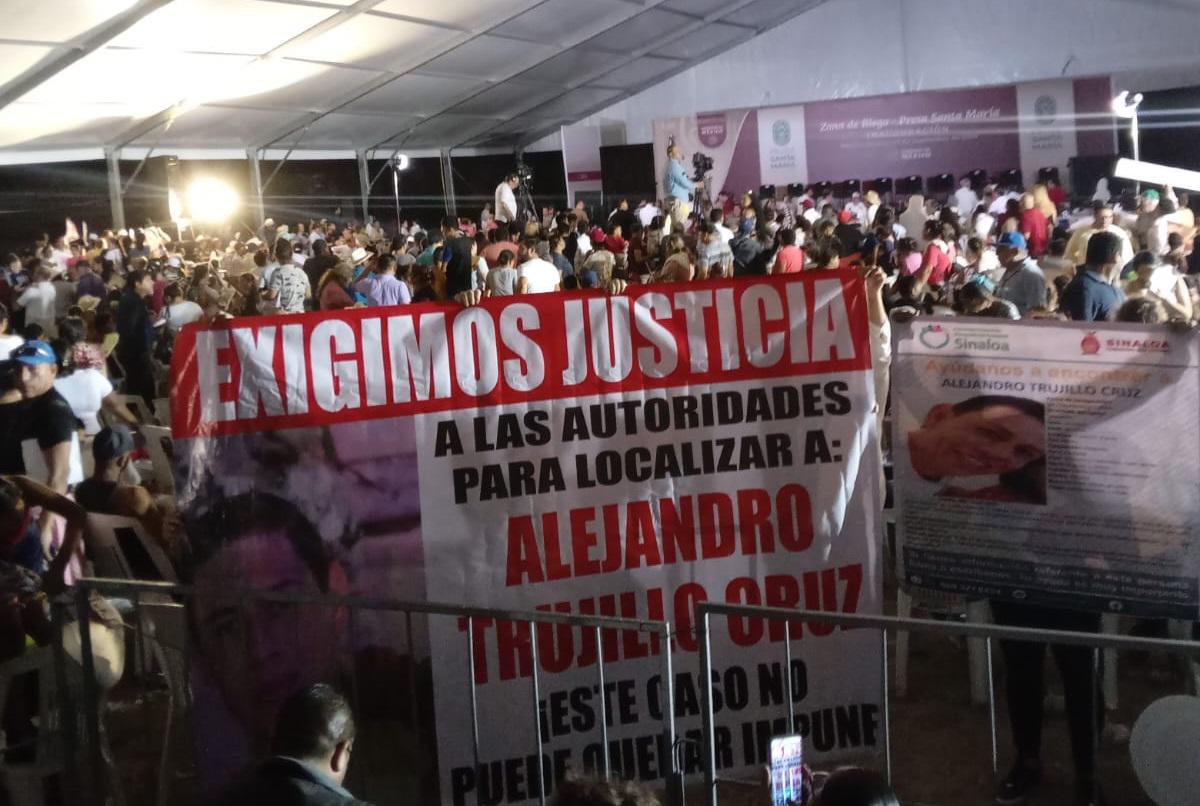 $!Familia de desaparecido se manifiesta en evento de AMLO para pedirle ayuda y encontrarlo