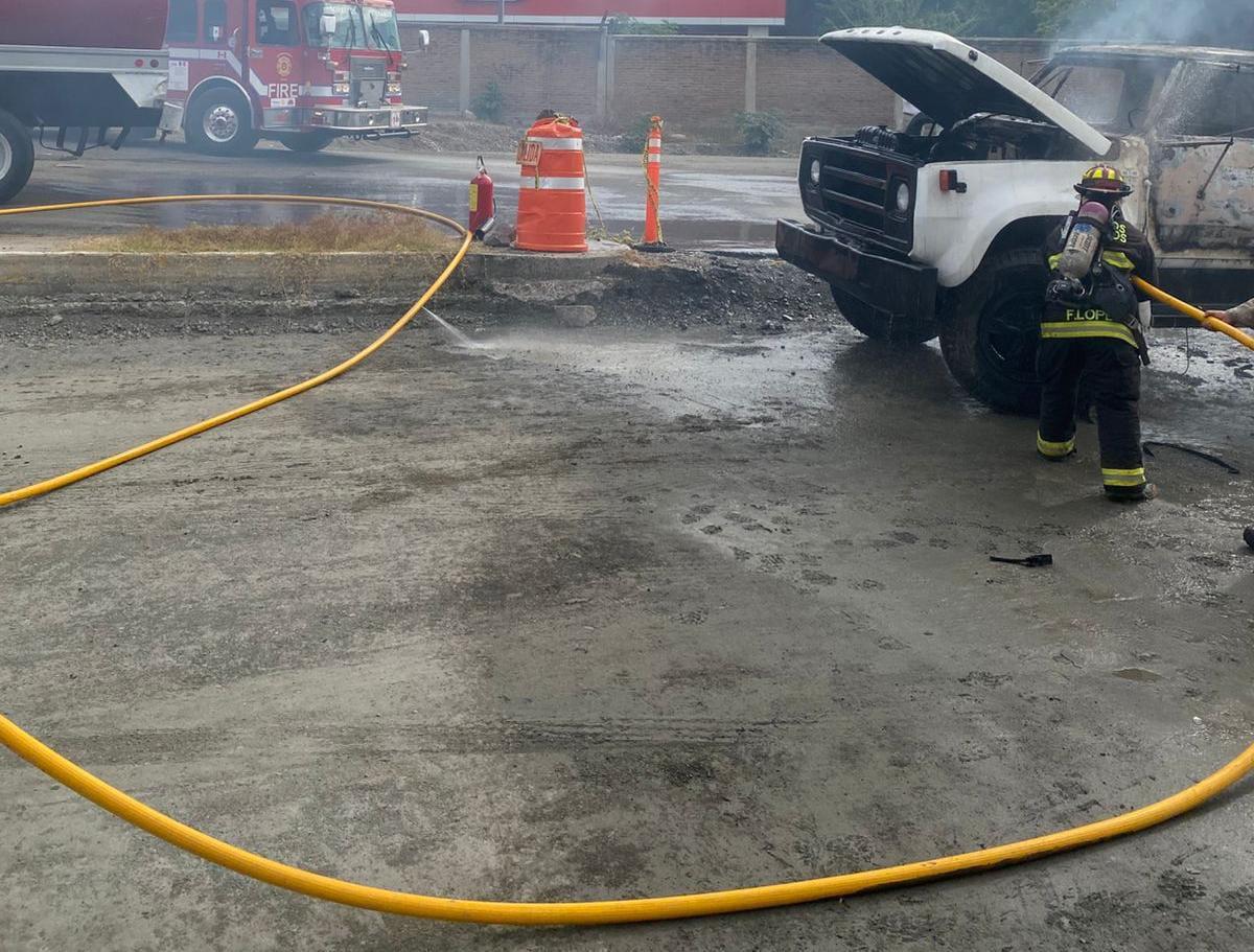 $!Se incendia cabina de pipa que transportaba agua, en Mazatlán