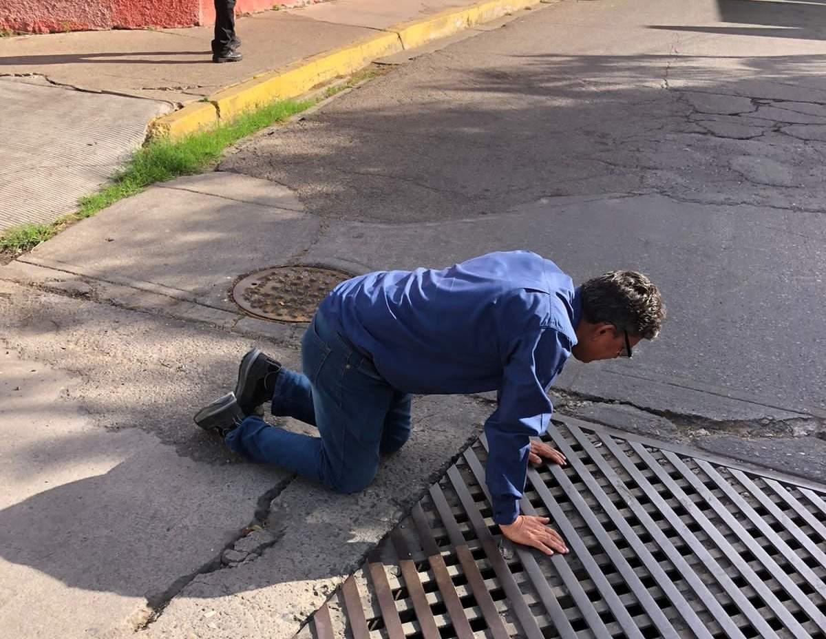 $!Detectan fuga de agua potable en el Centro Histórico que causó el escurrimiento en Olas Altas