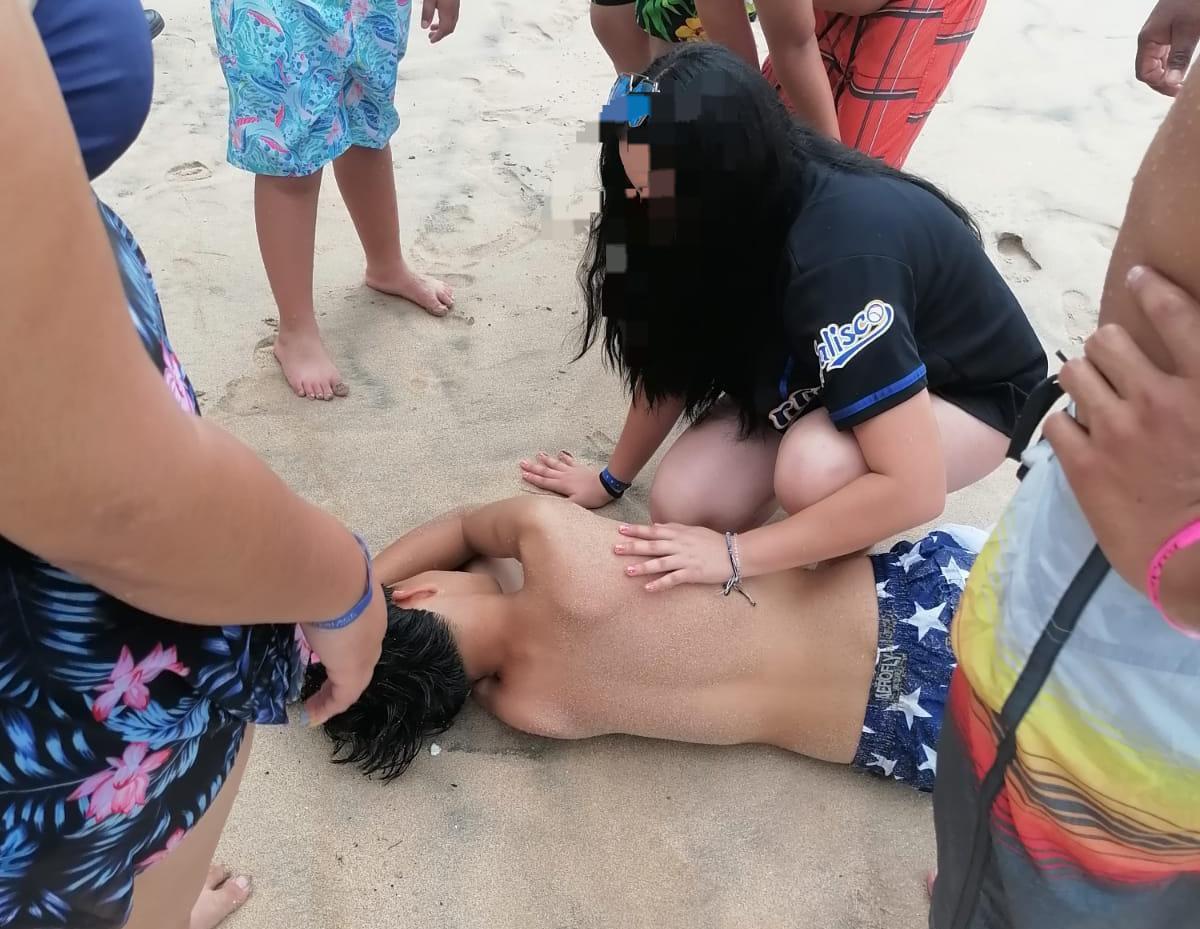 $!Policía Acuática rescata a 3 turistas de Jalisco en playas de Mazatlán