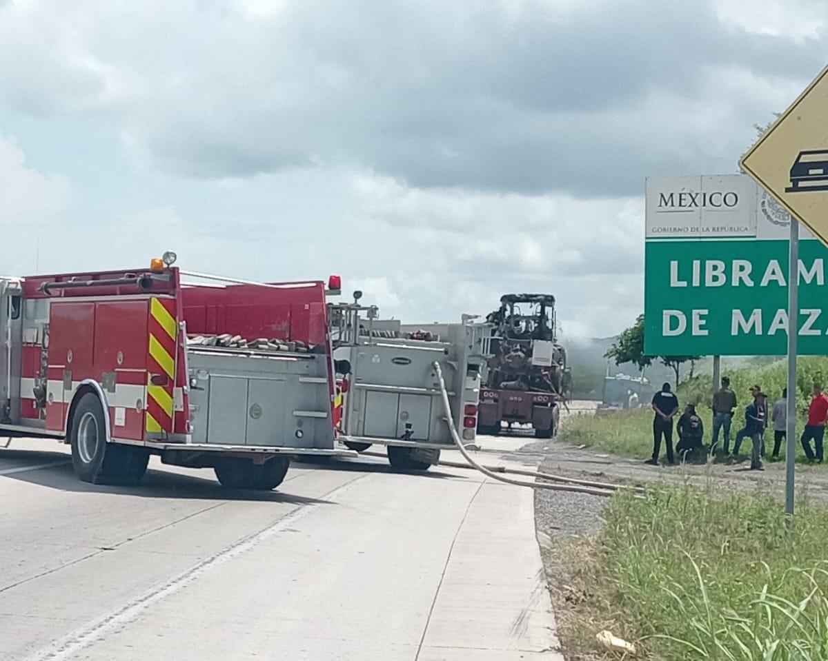 $!Se incendian dos tractocamiones que eran transportados sobre una plataforma, en Mazatlán