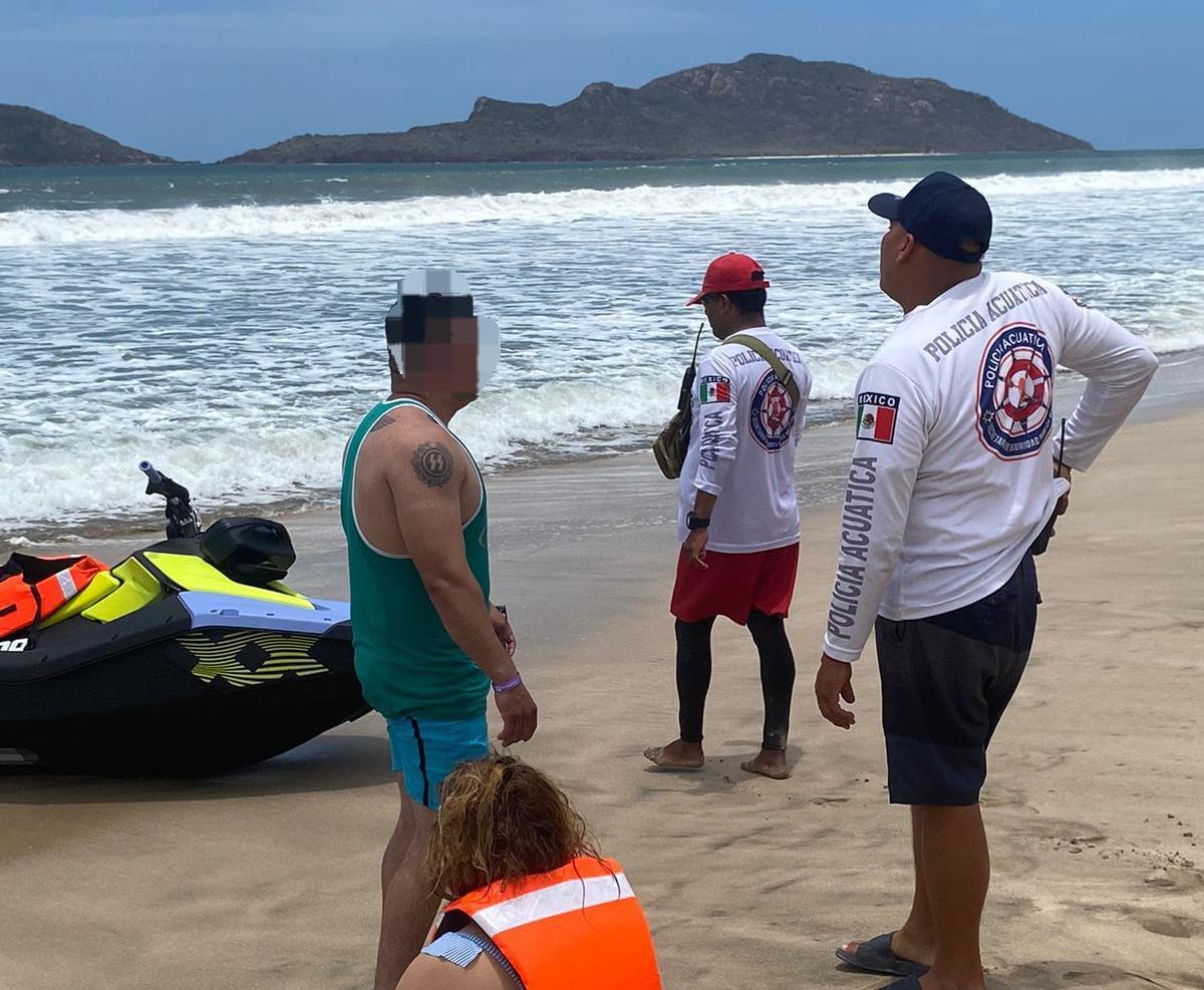 $!Vuelca jetsky en playas de Mazatlán; tripulantes resultan ilesos