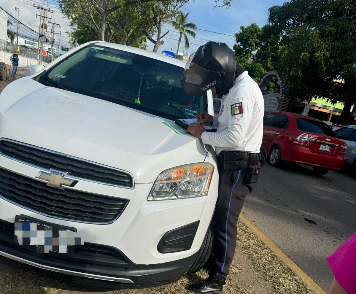 $!Sanciona Tránsito a conductores que obstaculizan zonas peatonales; traslada cinco vehículos a la pensión