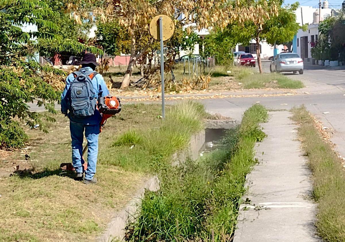 $!Retiran basura de canal pluvial en la colonia Ampliación Lico Velarde, en Mazatlán