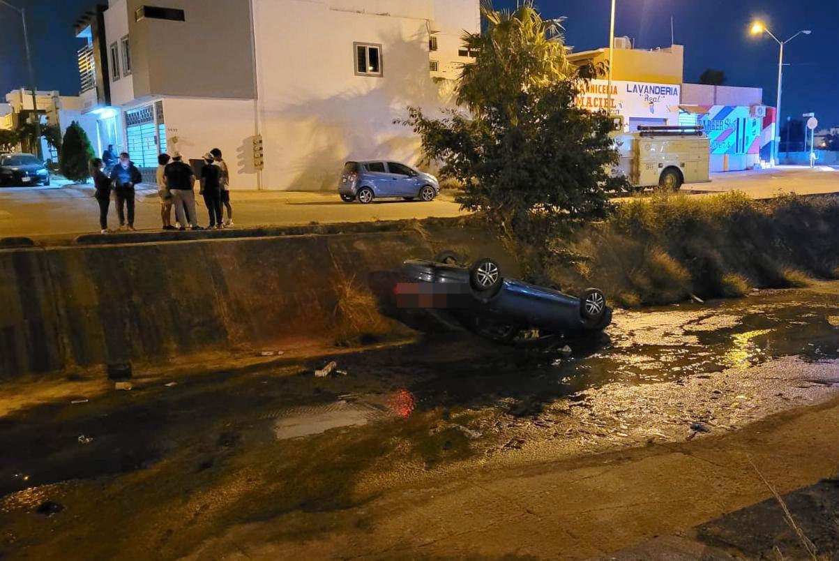 $!Auto cae a canal pluvial en Mazatlán; la conductora sale ilesa