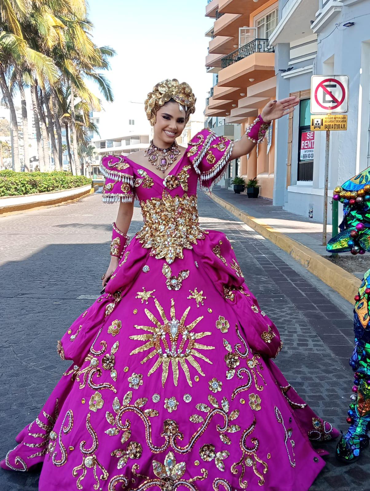 $!Carolina Ruelas, actual Reina del Carnaval de Mazatlán 2024, será quien salga en lo alto del carro alegórico de la MS.