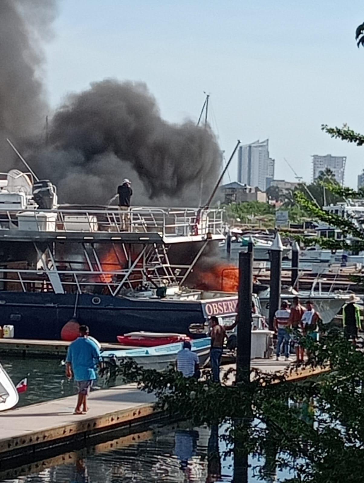 $!Se incendian dos yates en La Marina Mazatlán