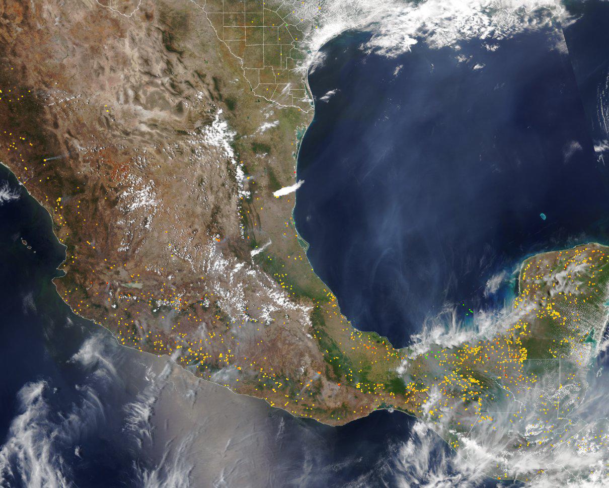 $!Satélites de la NOAA captan nube de humo sobre el Golfo de México y las áreas de quemas estacionales