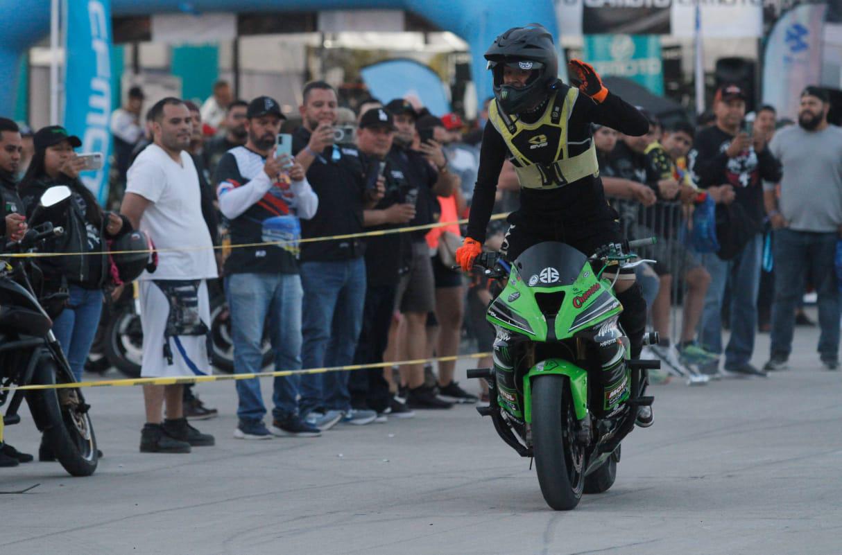 $!Exhiben pilotos acrobacias en Copa Mazatlán Stunt Riders