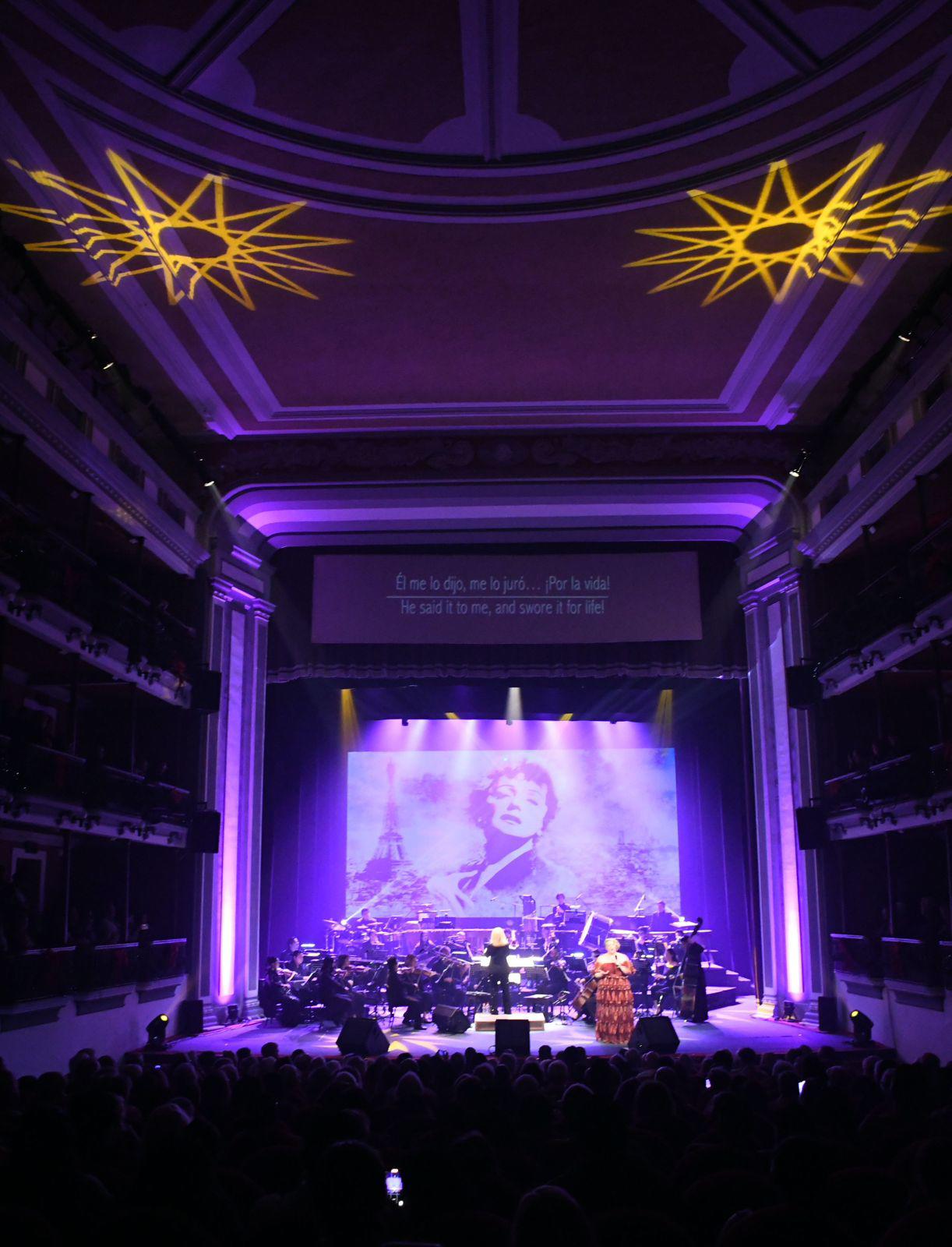 $!El público en todas las localidades del teatro aplaudió de pie pidiendo una canción más.