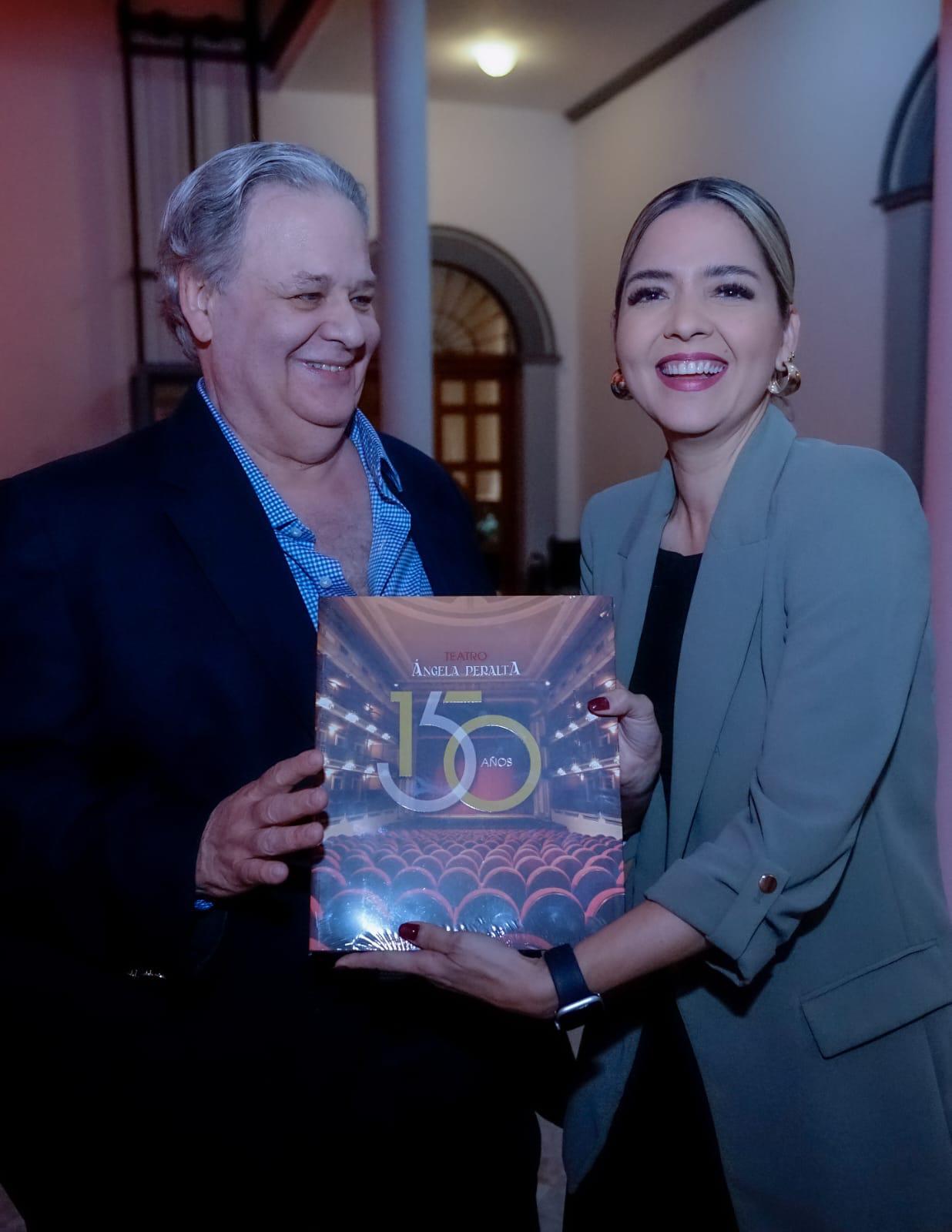 $!Raúl Rico y Estrella Palacios muestran la portada del libro.