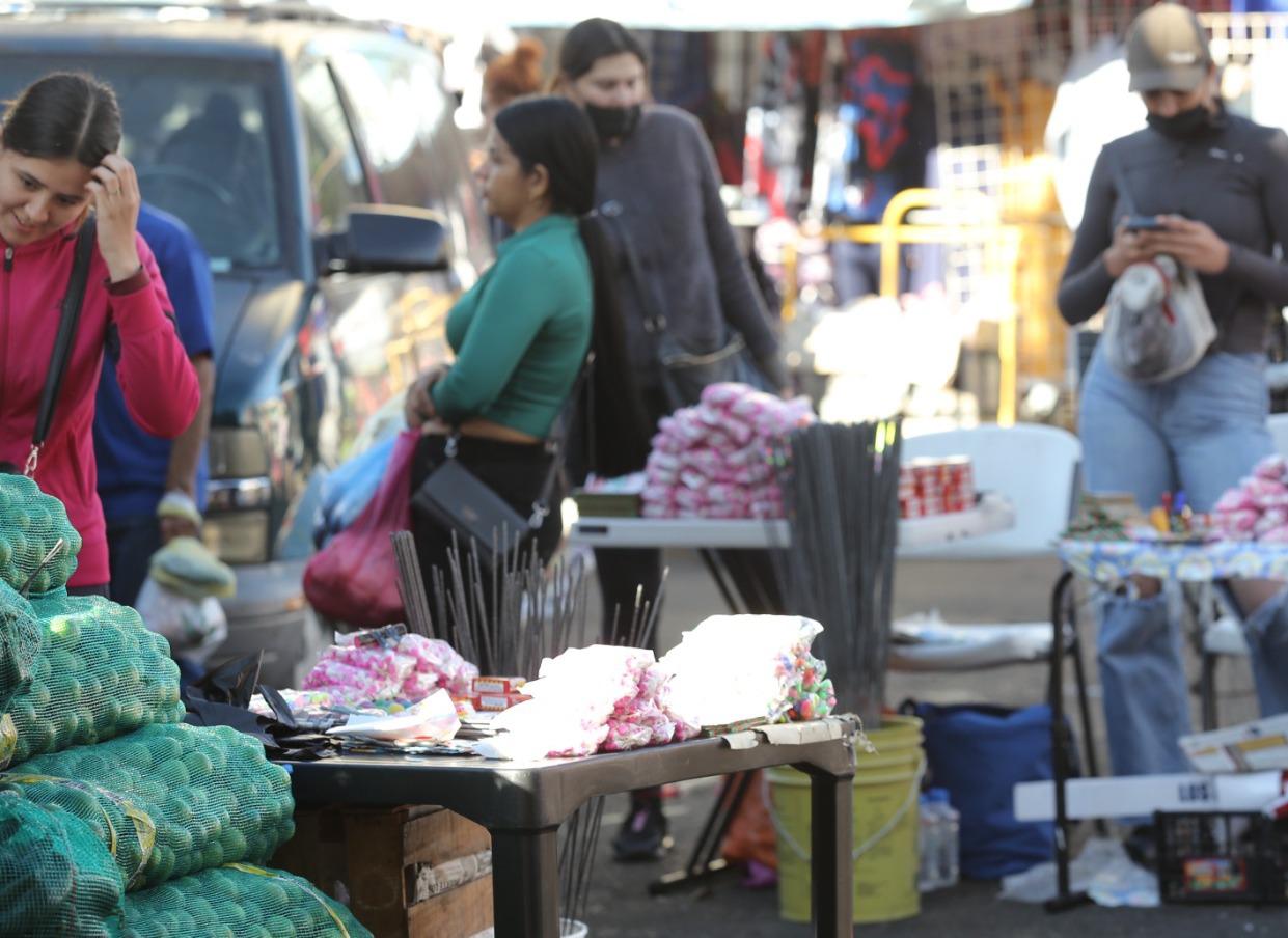 $!Se preparan los mazatlecos con compras para la cena de Año Nuevo