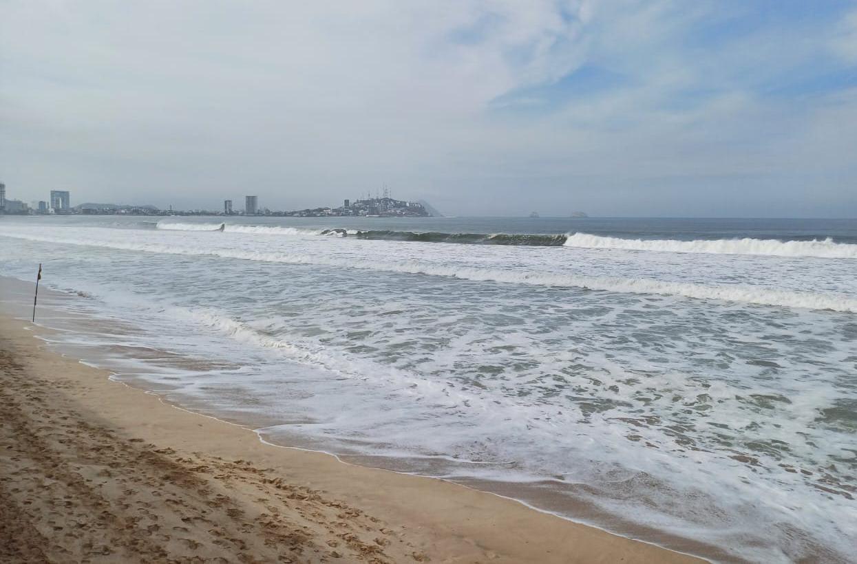 $!Hay alerta en playas de Mazatlán por oleaje elevado y quemadores