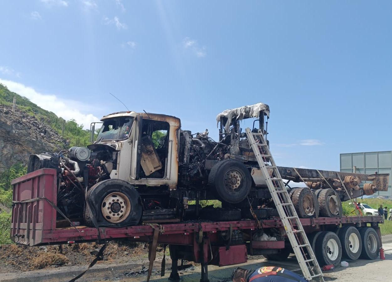 $!Se incendian dos tractocamiones que eran transportados sobre una plataforma, en Mazatlán