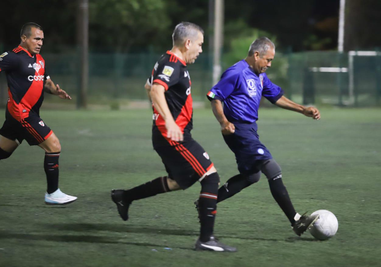 $!Hermanos y Amigos acecha la cima de Liga Golden Máster