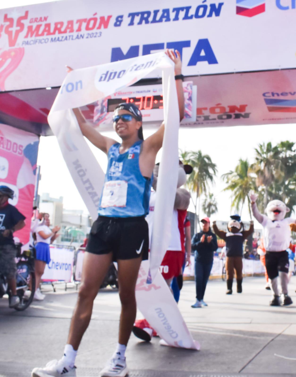 $!Gerardo Zárate recibe ayuda del cielo para ganar el Maratón Pacífico