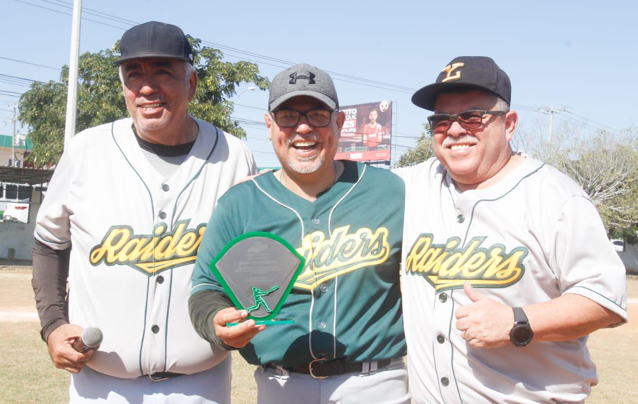 $!Recuerdan a Jesús Flores en partido amistoso de beisbol de ex Raiders