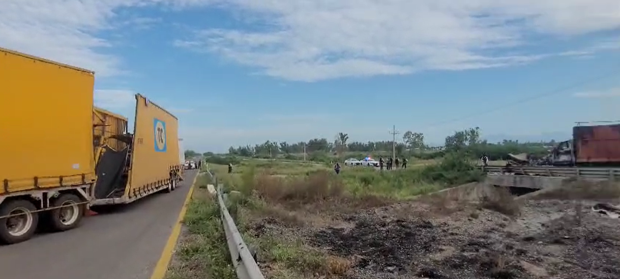 $!Alerta: bloqueo y vehículos incendiados en la autopista Mazatlán-Culiacán