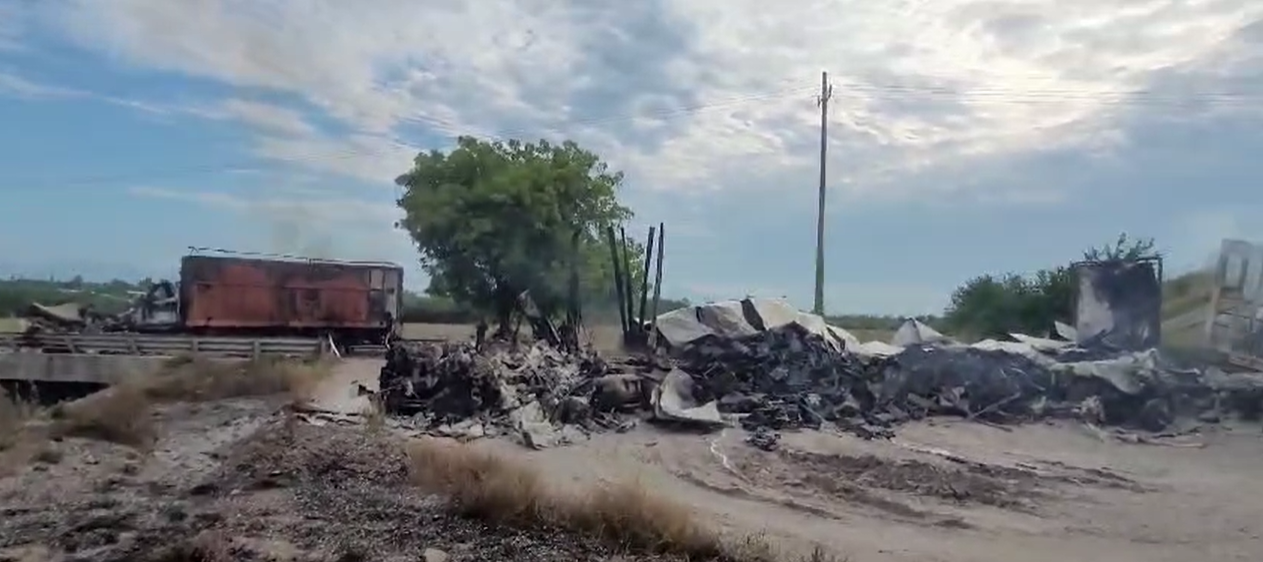 $!Alerta: bloqueo y vehículos incendiados en la autopista Mazatlán-Culiacán