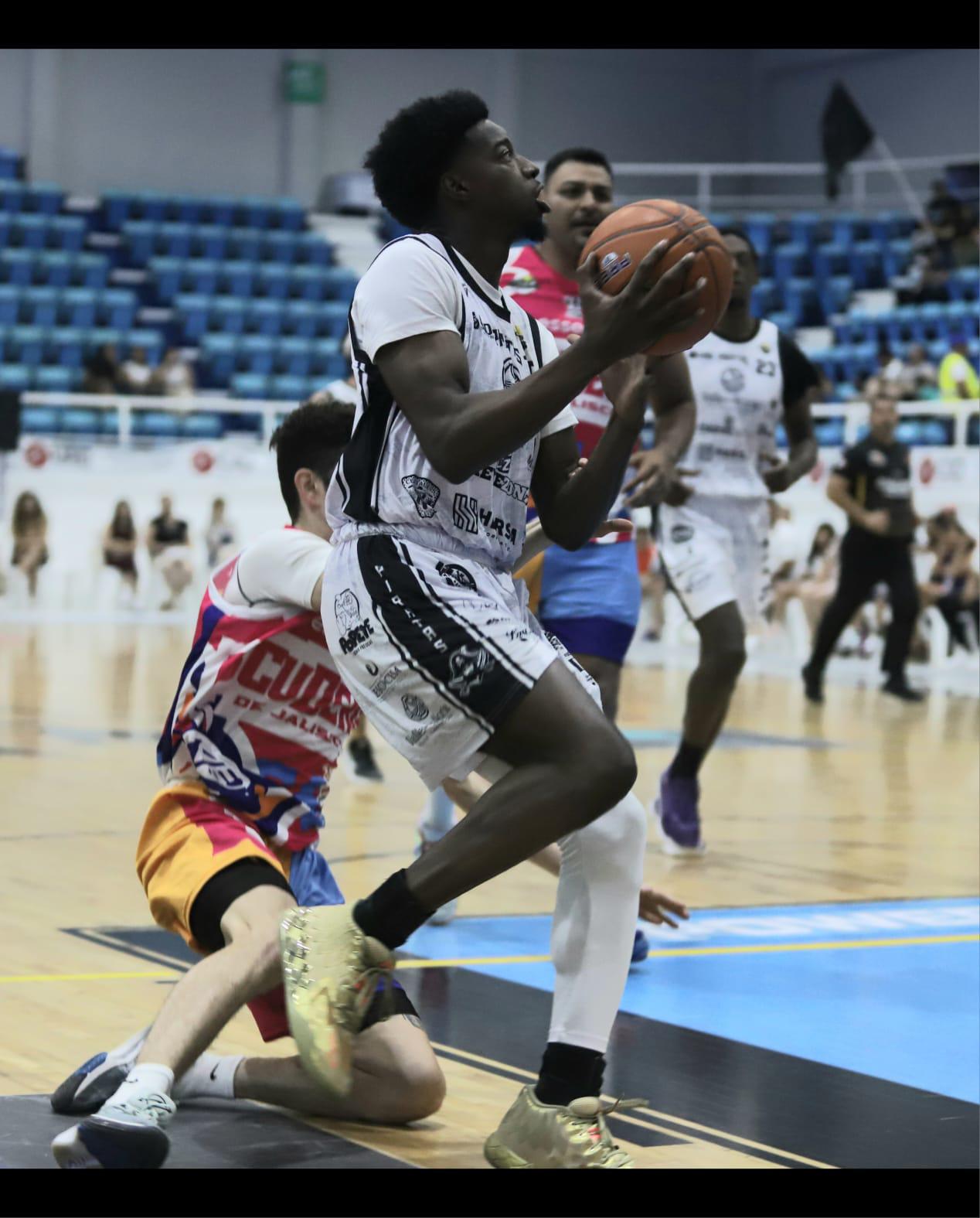 $!Piratas Basketball rompe la mala racha y encuentra la primera victoria de la temporada en casa