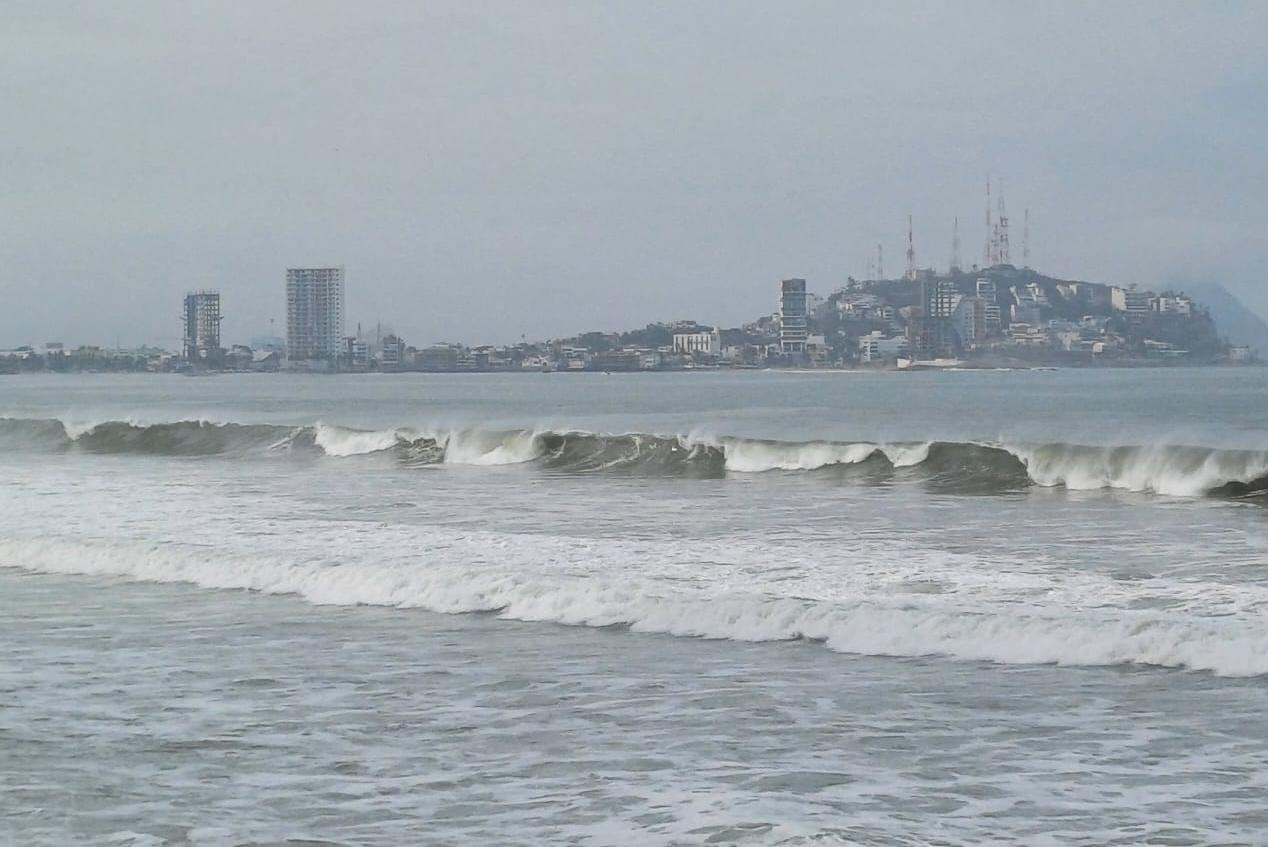 $!Hay alerta en playas de Mazatlán por oleaje elevado y quemadores